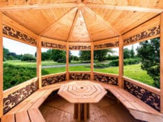 Interior de un cenador de madera de un jardín