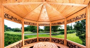 Consejos para la construcción de cenadores de madera para el jardín Interior de un cenador de madera de un jardín