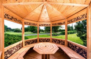 Consejos para la construcción de cenadores de madera para el jardín Interior de un cenador de madera de un jardín
