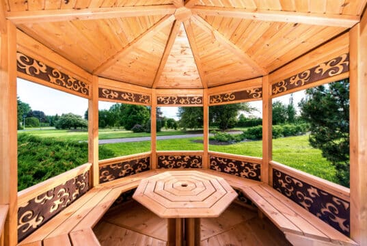 Interior de un cenador de madera de un jardín