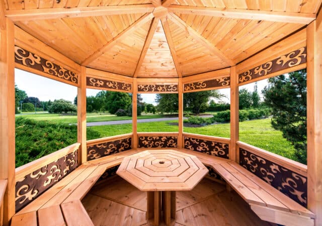 Interior cenador de un jardín en madera Interior de un cenador de madera de un jardín