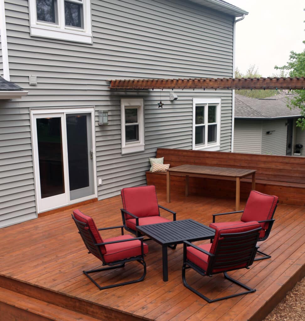 Patio trasero de una casa en madera.