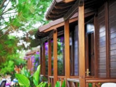 Cómo construir un porche de madera y teja Bungalow de madera con porche