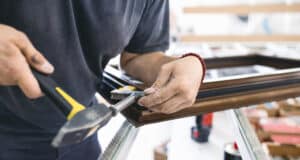 Cerramientos de aluminio o PVC Fabricando puertas y ventanas en PVC imitando a la madera