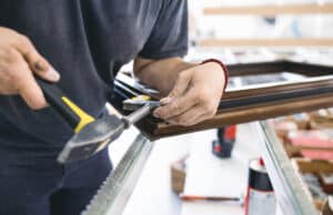 Cerramientos de aluminio o PVC Fabricando puertas y ventanas en PVC imitando a la madera