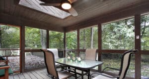 Cerramientos de porches de madera – Porches acristalados Porche de madera acristalado y cerrado