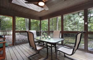 Cerramientos de porches de madera – Porches acristalados Porche de madera acristalado y cerrado