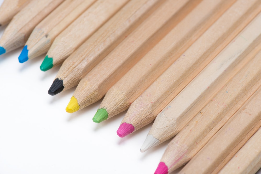 Lápices de colores fabricados on madera de cedro