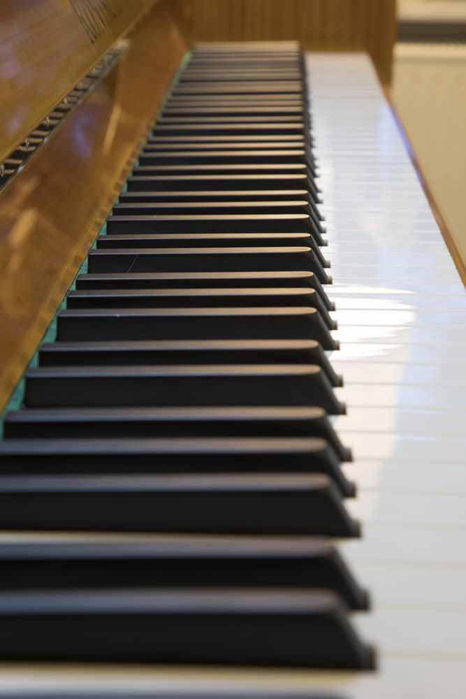 Detalle de un piano fabricado con madera de ébano