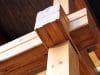 Mantenimiento y conservación de madera tropical y pino en exterior Detalle de unas vigas en madera laminada