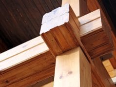 Detalle de unas vigas en madera laminada