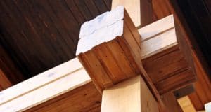 Madera laminada encolada. Dónde comprarla, propiedades y uso en construcción Detalle de unas vigas en madera laminada