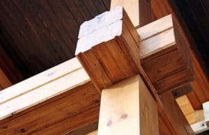 Detalle de unas vigas en madera laminada