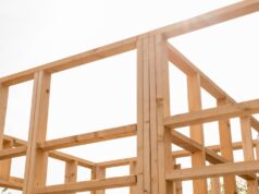 Precios de casas prefabricadas en 2026 según el material y los metros Estructura de entramado de madera de una casa en construcción