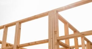 Precios de casas prefabricadas en 2026 según el material y los metros Estructura de entramado de madera de una casa en construcción