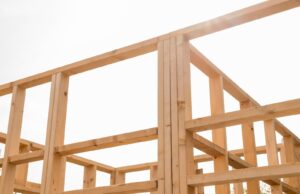 Precios de casas prefabricadas en 2026 según el material y los metros Estructura de entramado de madera de una casa en construcción