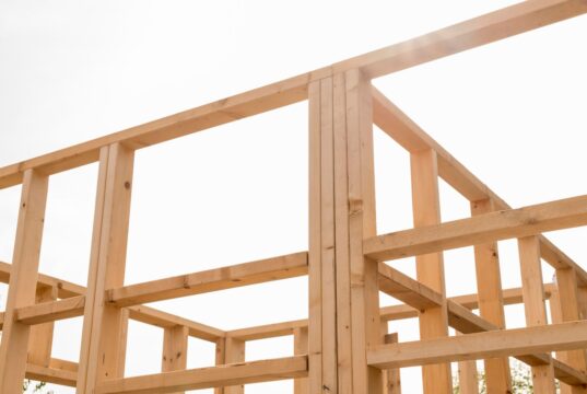 Precios de casas prefabricadas en 2026 según el material y los metros Estructura de entramado de madera de una casa en construcción
