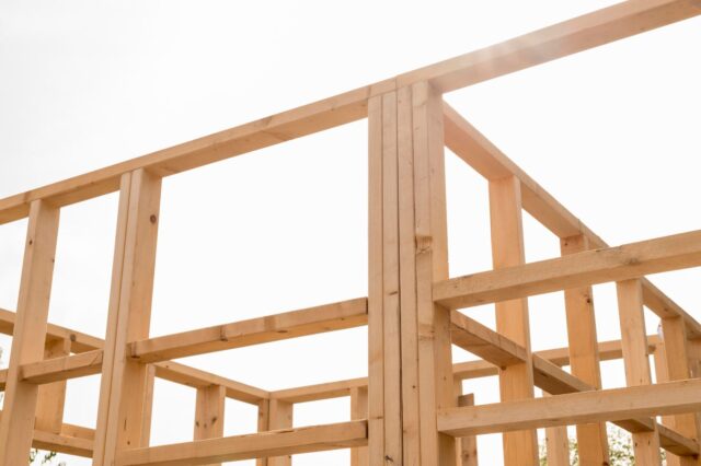 Casa de madera en construcción Estructura de entramado de madera de una casa en construcción